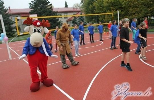 Jauns sporta laukums pie Jelgavas 1. internātpamatskolas
