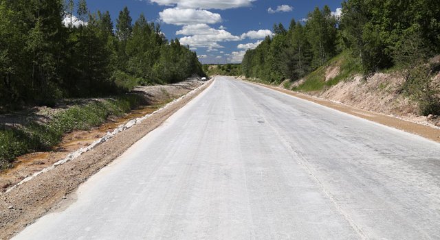 Cemex prezentē pirmo betona ceļu un gatavs sadarbībai ceļu būvēšanā Latvijā