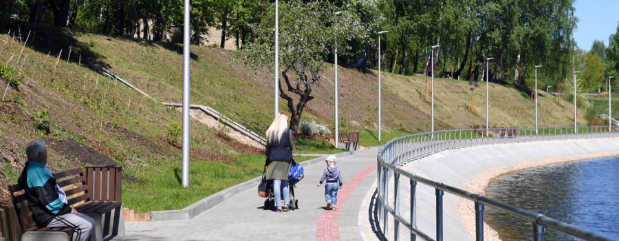 Atklāta rekonstruētā Juglas promenāde; pilsētā uzstāda jaunus rotaļu un fizisko aktivitāšu laukumus