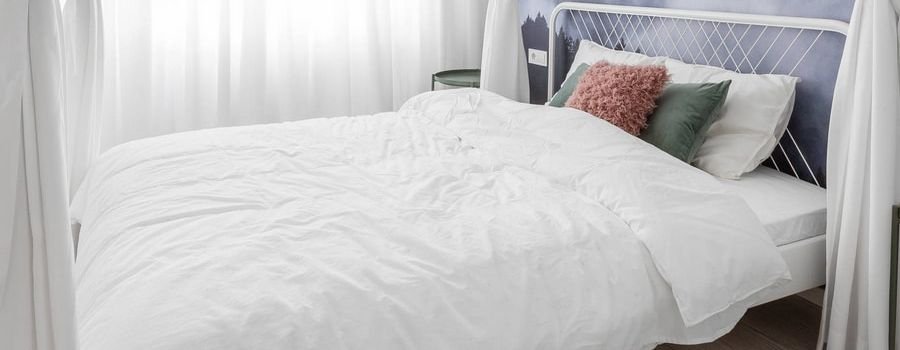 Gulta ar nojumi: izsmalcināts romantisks guļamistabas interjers