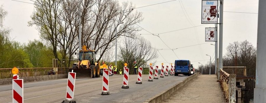 Brasas tilta remontdarbu laikā atrok apbedījumus; būvdarbi apturēti