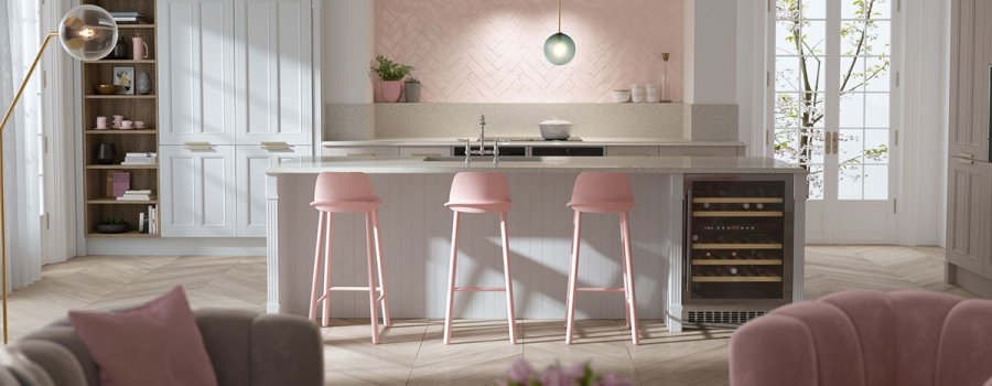 Iedvesmojošas virtuves interjera idejas ar rozā elementiem