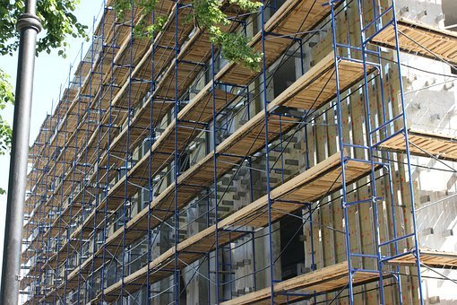 Rīgas domes koalīcija asi kritizē Mājokļu departamenta vadību par neskaidro 12 miljonu eiro vērto dzīvokļu atjaunošanas iepirkumu