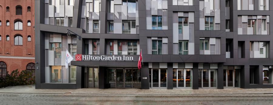 Lūkojoties caur pirmās viesnīcas Hilton prizmu