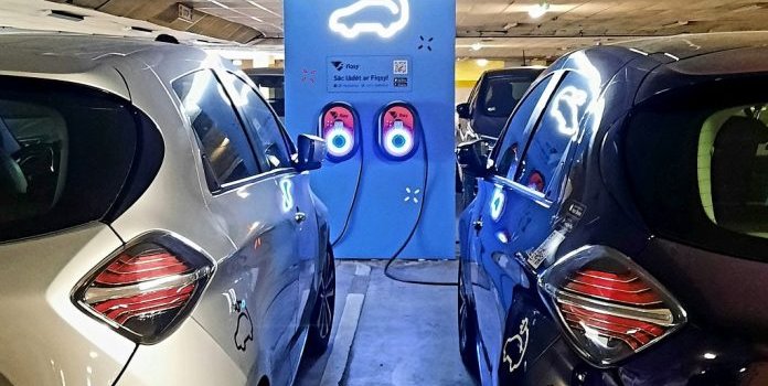 Atklāj divas elektrisko automobiļu uzlādes vietas Rīgā
