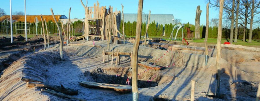Uzvaras parkā Jelgavā par 594 000 eiro būvē atpūtas un rotaļu pilsētiņu