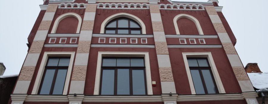 Par 26 000 eiro atjaunota Kandavas kultūras nama fasāde
