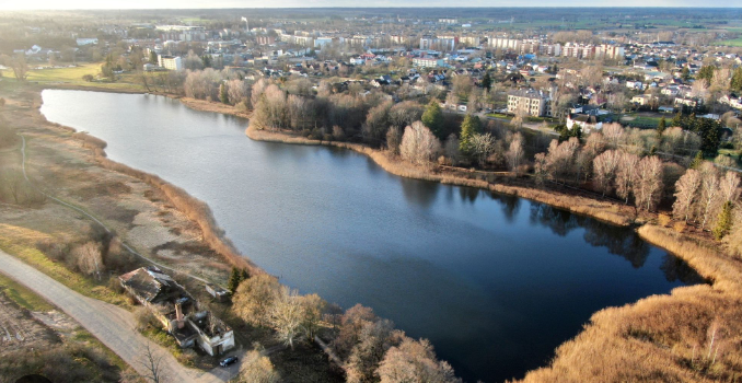 Talsos par 23 583 eiro demontēs neizmantotās kanalizācijas sūkņu stacijas un labiekārtos apkārtni pie Vilkmuižas ezera