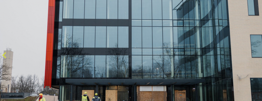 Deputāti skatīs opozīcijas pieprasījumus Abu Meri par Stradiņa slimnīcas A2 korpusa būvniecības izmaksām