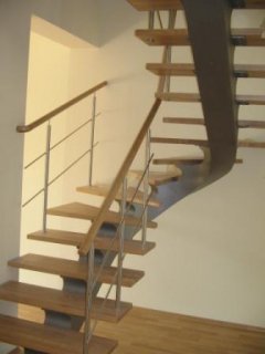 Изготовление лестниц из массивной древесины по заказу